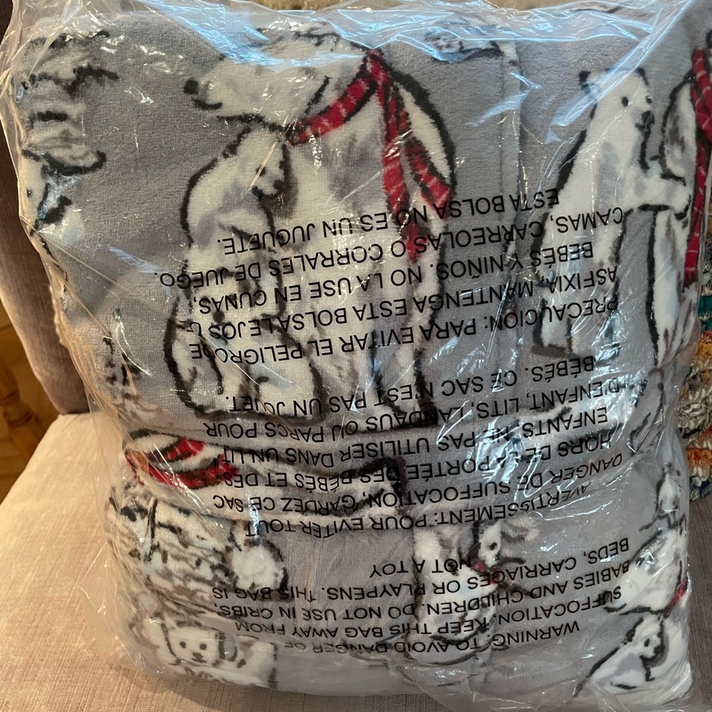 Brand new in wrapping Vera Bradley polar bear fleece robe Sz. Xl